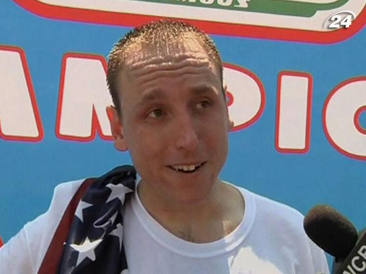 Американец Джои Чеснат за 10 минут съел 68 хот-догов Американец Джои Чеснат за 10 минут съел 68 хот-догов