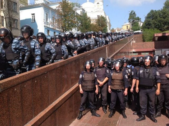 "Беркутівці" знову атакують мітингувальників