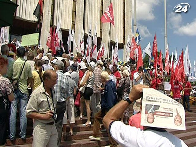 "Мовний" протест триває, попри спеку та судовий припис