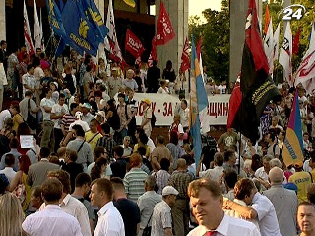 У митингующих под Украинским домом пропала связь