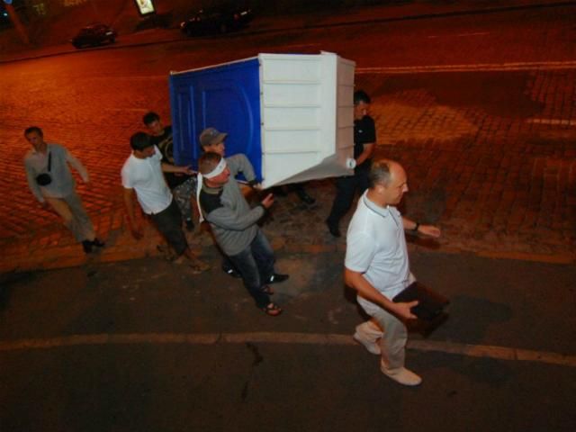Противники "языкового" ​​закона провели третью ночь возле Украинского дома