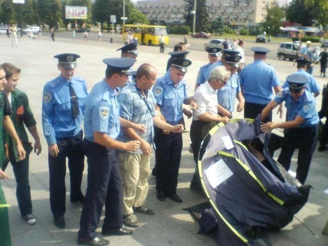 В Черкассах милиция уничтожила палаточный городок В Черкассах милиция уничтожила палаточный городок