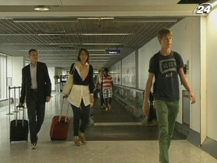 Перші волонтери Олімпіади прибули до аеропорту Хітроу