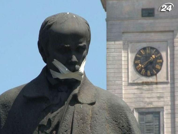 Во Львове шести памятникам выдающихся украинцев заклеили рты скотчем Во Львове шести памятникам выдающихся украинцев заклеили рты скотчем