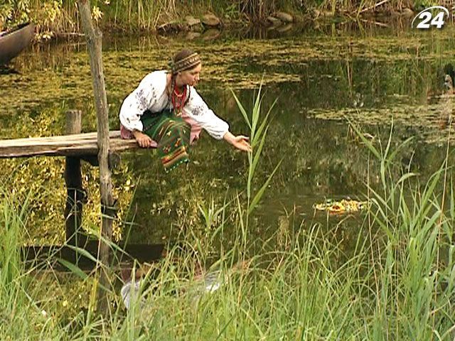 Українські дівчата відзначили свято Івана Купала Українські дівчата відзначили свято Івана Купала