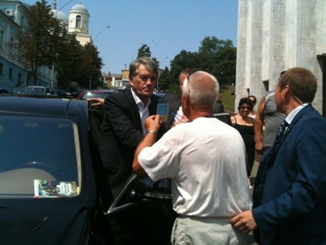 Ющенко не обратил внимания на противников "языкового" закона (ФОТО) Ющенко не обратил внимания на противников "языкового" закона (ФОТО)