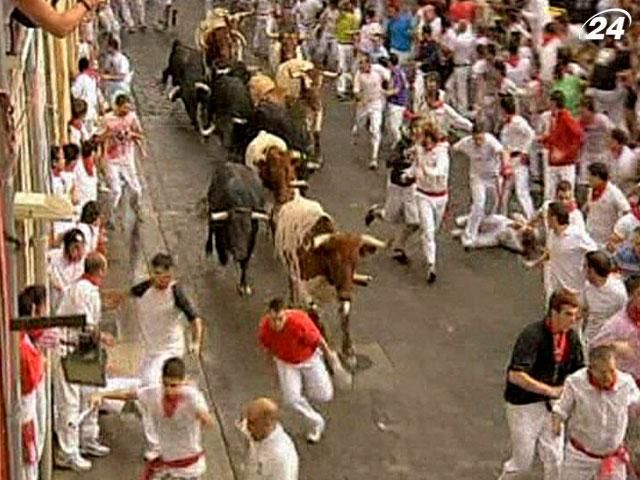 В Испании во время ежегодного забега с быками пострадали 6 человек В Испании во время ежегодного забега с быками пострадали 6 человек