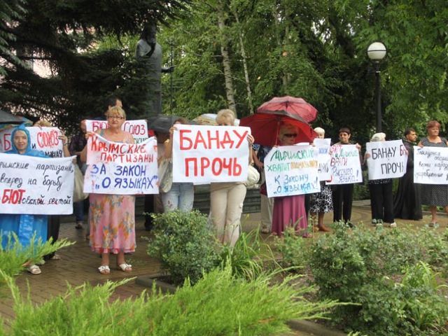 Противников закона о языках в Крыму забросали яйцами