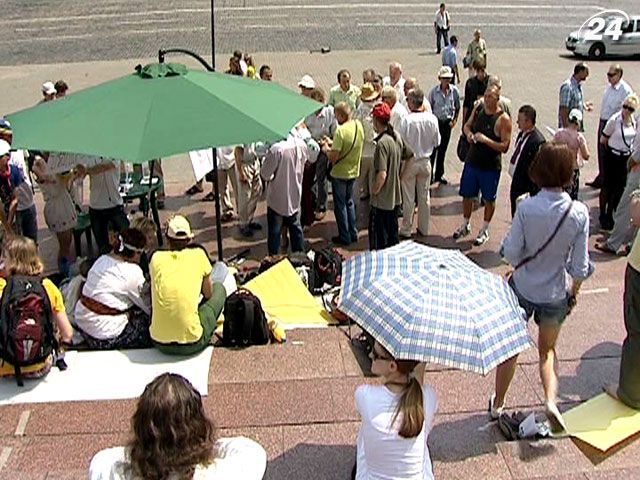 Акція проти “мовного” законопроекту продовжується без політиків Акція проти “мовного” законопроекту продовжується без політиків