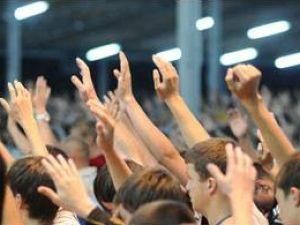 В Черкассах молодежь перекрывала движение центральной улицы В Черкассах молодежь перекрывала движение центральной улицы