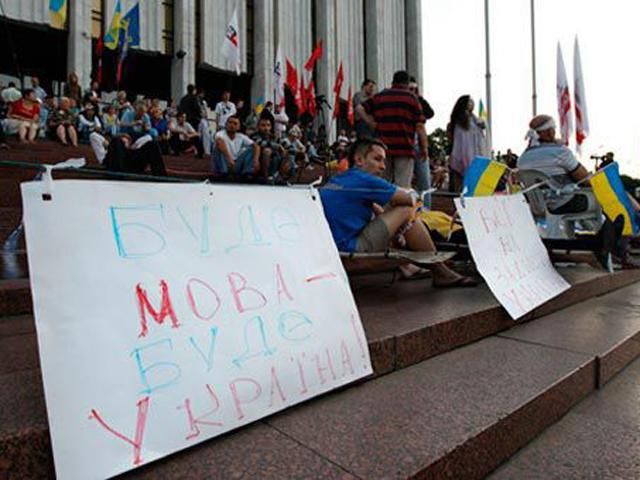 Автобус, який підтримував голодувальників за мову, розбили камінням Автобус, який підтримував голодувальників за мову, розбили камінням