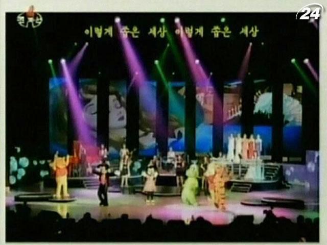 Перед лидером Северной Кореи выступили Микки Маус и Винни-Пух Перед лидером Северной Кореи выступили Микки Маус и Винни-Пух