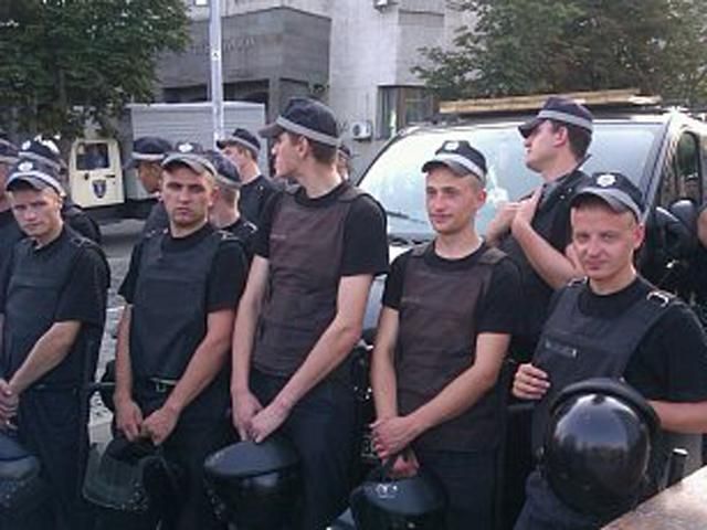 Милиционеры не пустили автобус "со звуком" к Украинскому дому