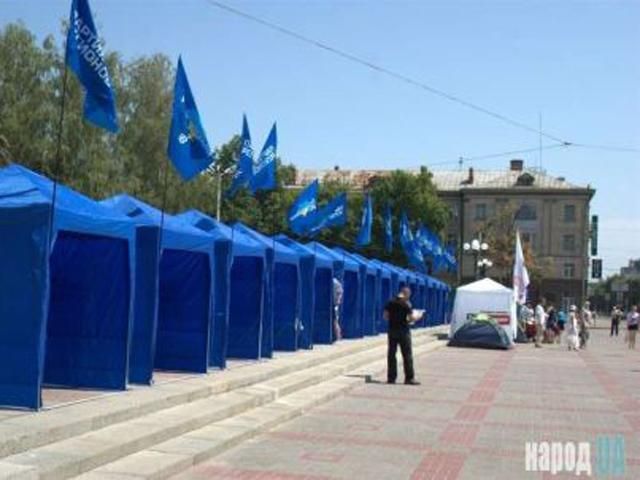 Сторонники ПР "оккупировали" языковой "Майдан" в Черкассах Сторонники ПР "оккупировали" языковой "Майдан" в Черкассах