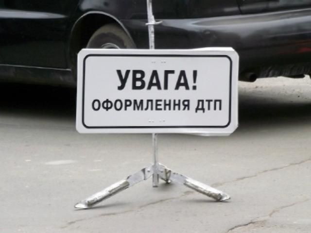 ДТП на Київщині: 1 людина загинула, 9 постраждали ДТП на Київщині: 1 людина загинула, 9 постраждали
