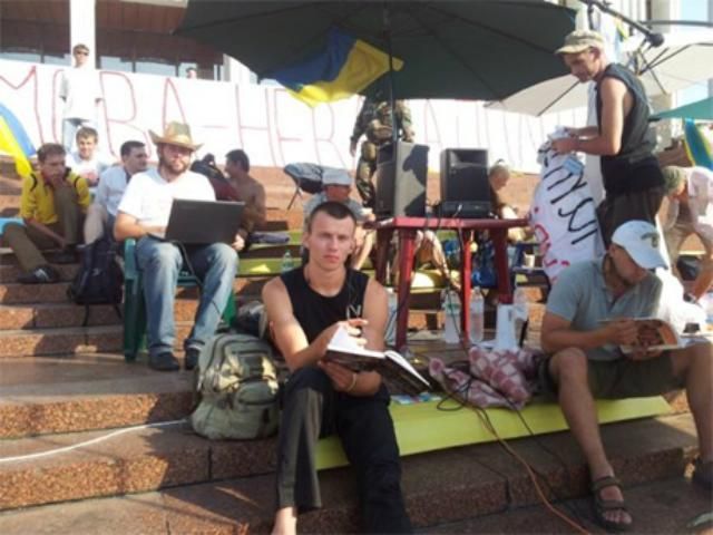 Противники "языкового" закона пережили еще одну ночь возле Украинского дома Противники "языкового" закона пережили еще одну ночь возле Украинского дома