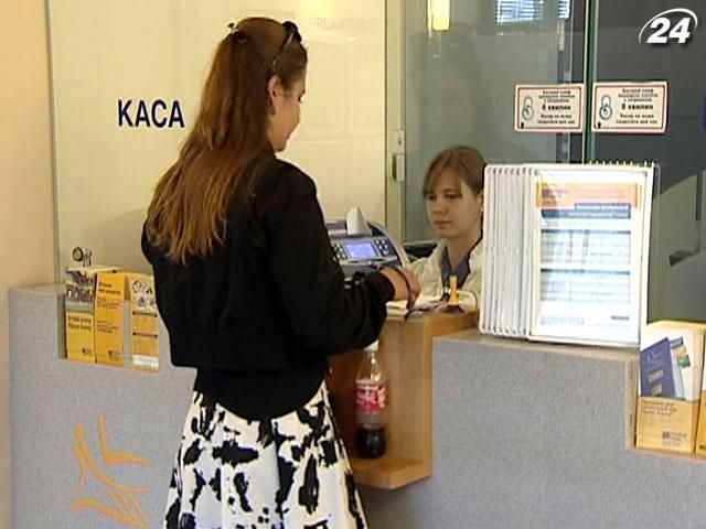 В предчувствии девальвации граждане Украины активно скупают доллары В предчувствии девальвации граждане Украины активно скупают доллары