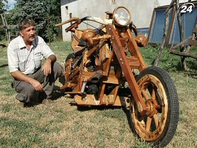 Угорський тракторист самостійно зробив дерев'яний байк