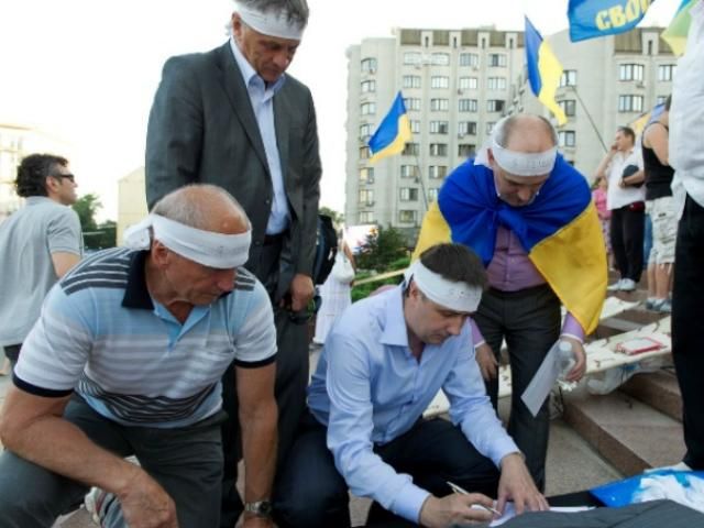 Біля Українського дому голодує 9 людей