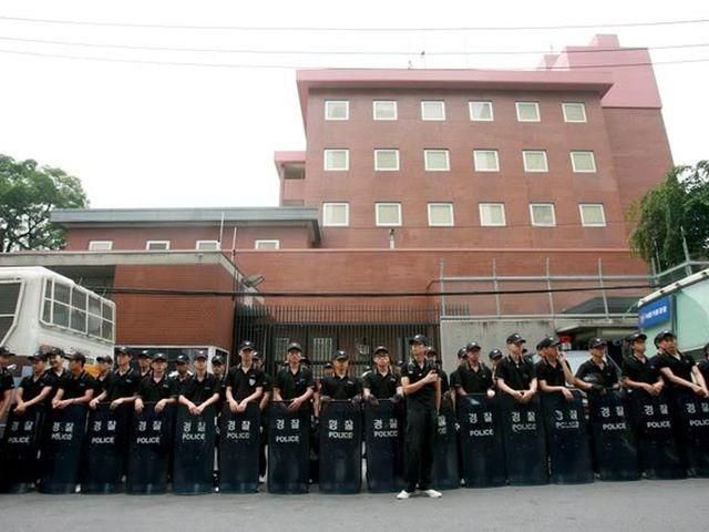 У Сеулі кореєць в'їхав вантажівкою у японське посольство У Сеулі кореєць в'їхав вантажівкою у японське посольство