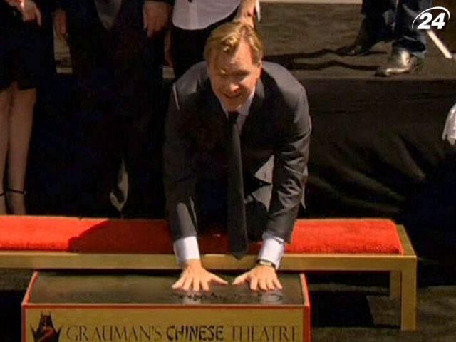 Режиссер Кристофер Нолан оставил отпечатки на Аллее славы Режиссер Кристофер Нолан оставил отпечатки на Аллее славы