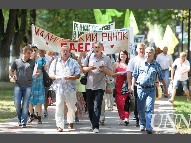 Одесские предприниматели принесли под офис "регионалов" яйца и помидоры Одесские предприниматели принесли под офис "регионалов" яйца и помидоры