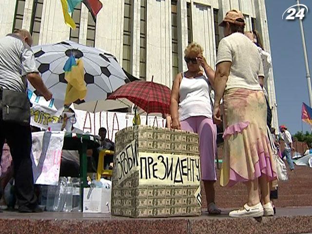Митингующие под Украинским домом готовят Януковичу подарок
