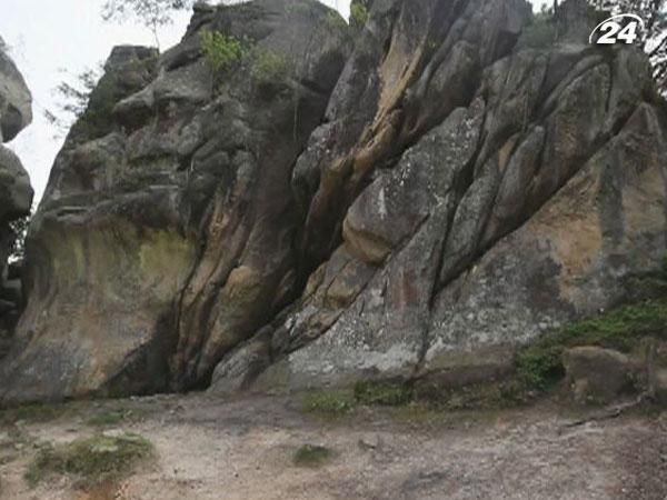 Скелі Довбуша уже 200 років відкриті для туристів