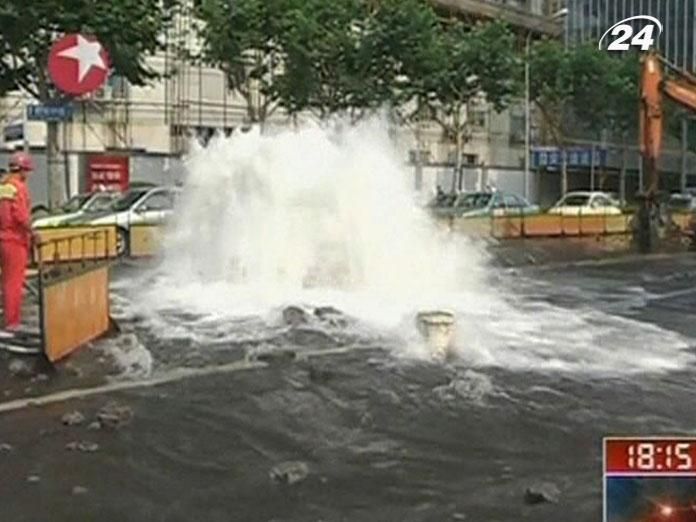 Під час ремонтних робіт у Китаї продірявили трубу Під час ремонтних робіт у Китаї продірявили трубу