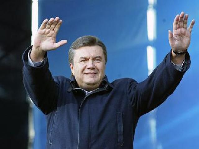 У Львові опозиціонери вітають Януковича слуховим апаратом, локшиною та Конституцією