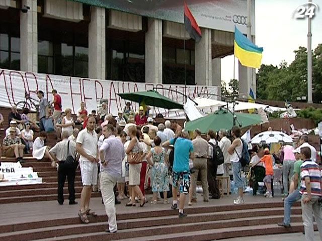 Активисты защищали украинский язык восьмую ночь подряд