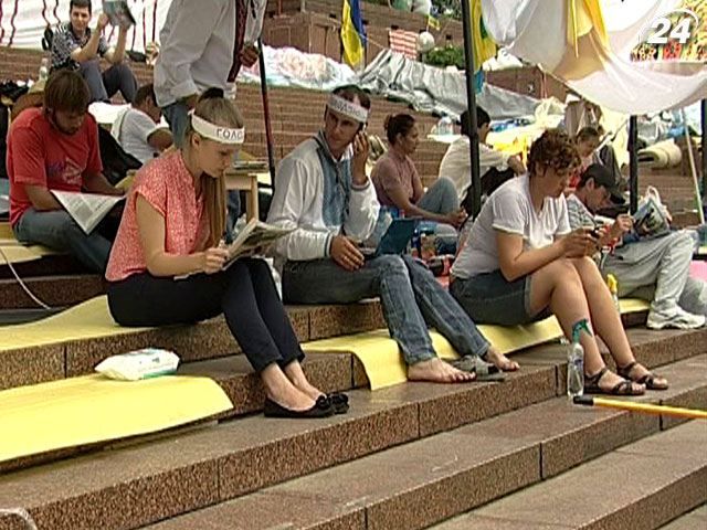 Защитники украинского языка продолжают акцию под Украинским домом