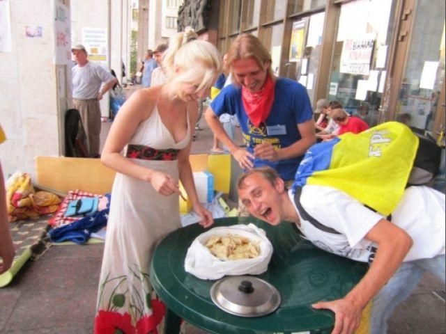 Під Український дім племінник Чорновола приніс вареники Під Український дім племінник Чорновола приніс вареники