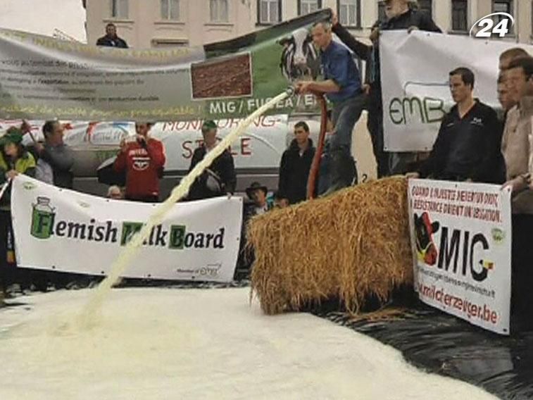 Фермеры вылили молоко на улице перед Европарламентом