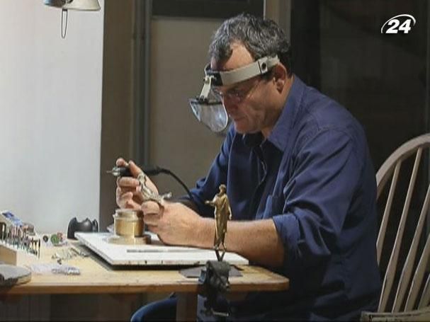 Скульптор Михайло Рева працює над новою статуеткою для Одеського кінофестивалю Скульптор Михайло Рева працює над новою статуеткою для Одеського кінофестивалю