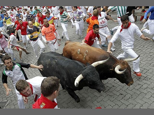 Забіг биків та людей у іспанській Памплоні (ФОТО)
