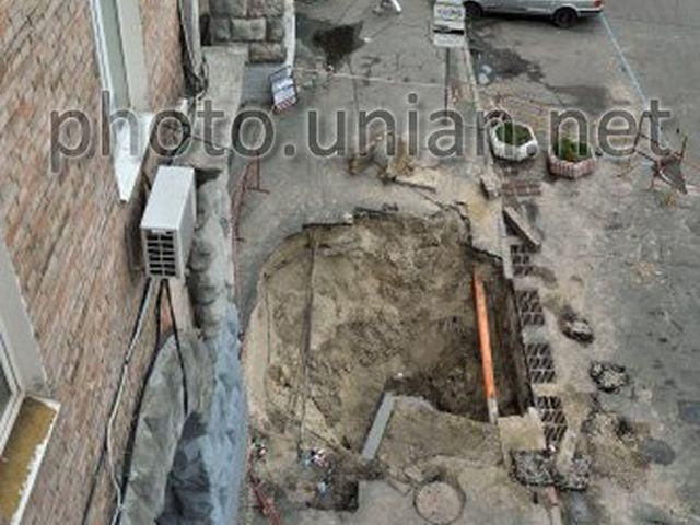 На Крещатике провалился асфальт На Крещатике провалился асфальт