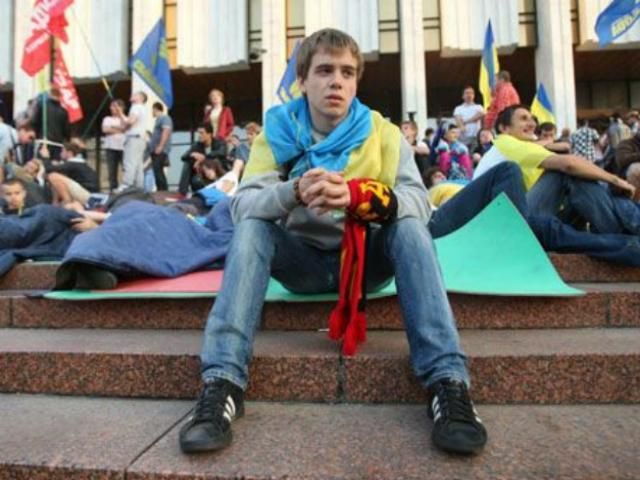 Противники "языкового" ​​закона пережили очередную ночь под Украинским домом