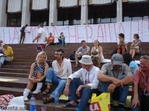 Голодувати біля стін Українського дому продовжують 10 людей