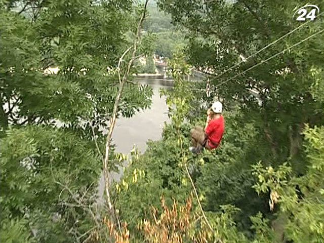 Над Дніпром натягнули найдовшу в Україні мотузкову дорогу Над Дніпром натягнули найдовшу в Україні мотузкову дорогу