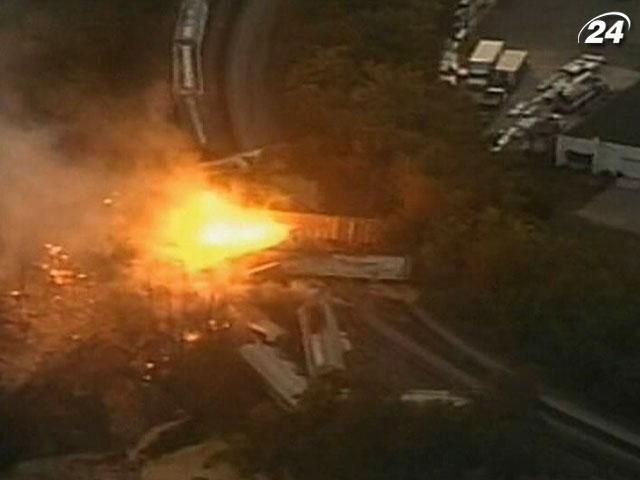 В Огайо сошел с рельсов и загорелся грузовой поезд В Огайо сошел с рельсов и загорелся грузовой поезд