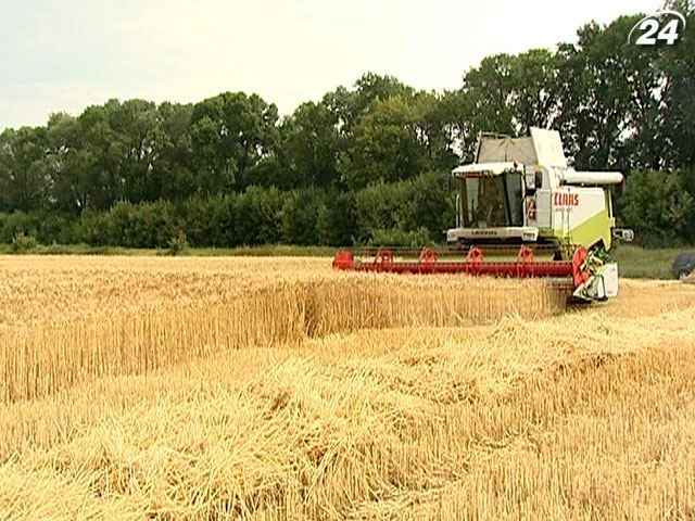 Микола Азаров закликає аграріїв не квапитися з експортом зерна