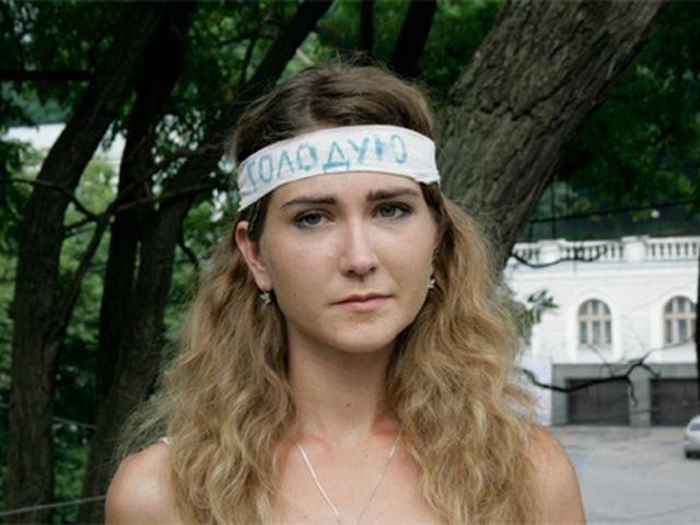 Одну из голодающих за язык госпитализировали Одну из голодающих за язык госпитализировали