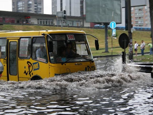 У низці регіонів оголосили штормове попередження У низці регіонів оголосили штормове попередження