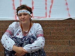 З-під стін Українського дому "швидка" забрала другу голодувальницю 