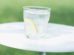 Медики советуют не пить воду из холодильника
