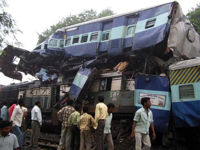 В ЮАР 30 человек стали жертвами столкновения поезда с грузовиком В ЮАР 30 человек стали жертвами столкновения поезда с грузовиком