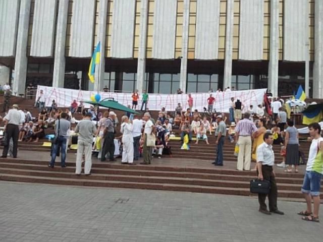 Оппозиция призывает прекратить голодовку под Украинским домом Оппозиция призывает прекратить голодовку под Украинским домом