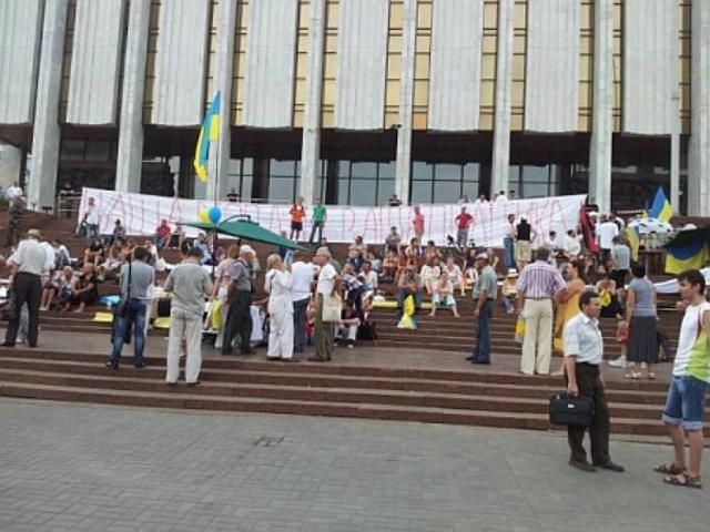 Оппозиция призывает прекратить голодовку под Украинским домом