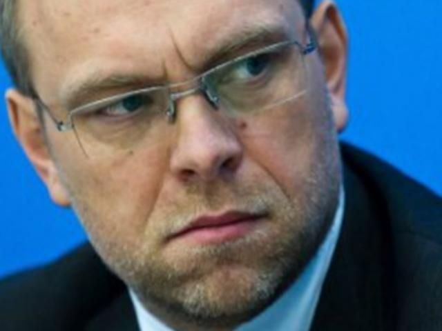 В авто Власенка кинули пляшкою із зеленкою В авто Власенка кинули пляшкою із зеленкою